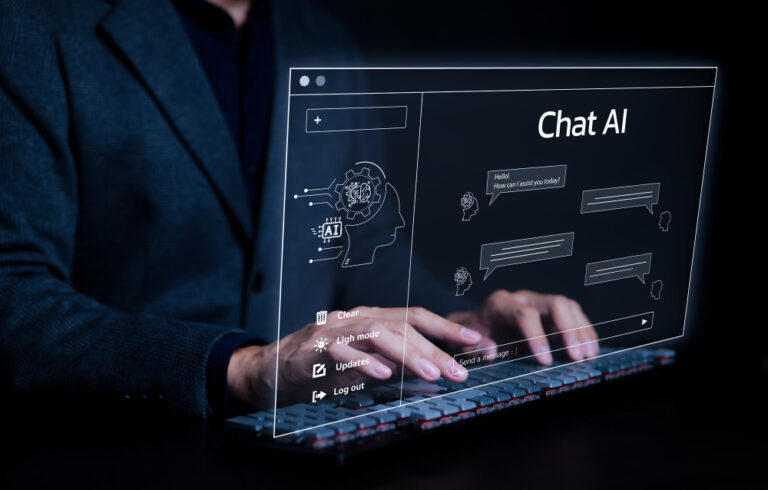 Inteligência artificial no marketing B2B: homem digitando em teclado; simulação de tela holográfica de notebook