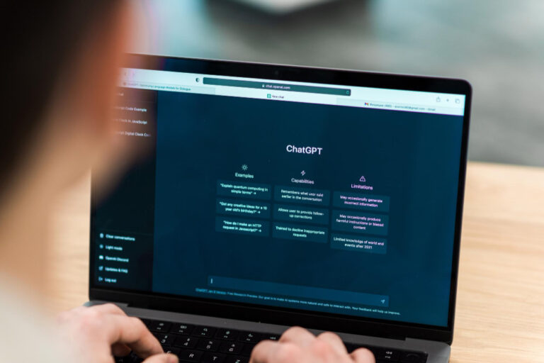 Marketing de conteúdo na era da IA: pessoa em laptop usando ChatGPT
