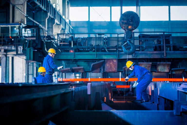 Marketing B2B para indústrias brasileiras: pessoas trabalhando em ambiente industrial.
