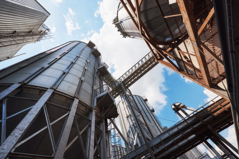 Agência de marketing digital para indústrias: silos vistos de baixo para cima