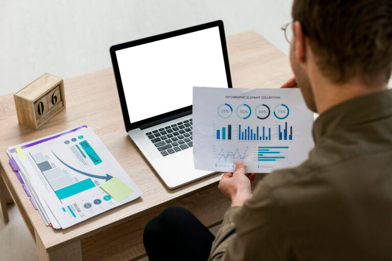 Funil de marketing: homem trabalhando com infográficos.