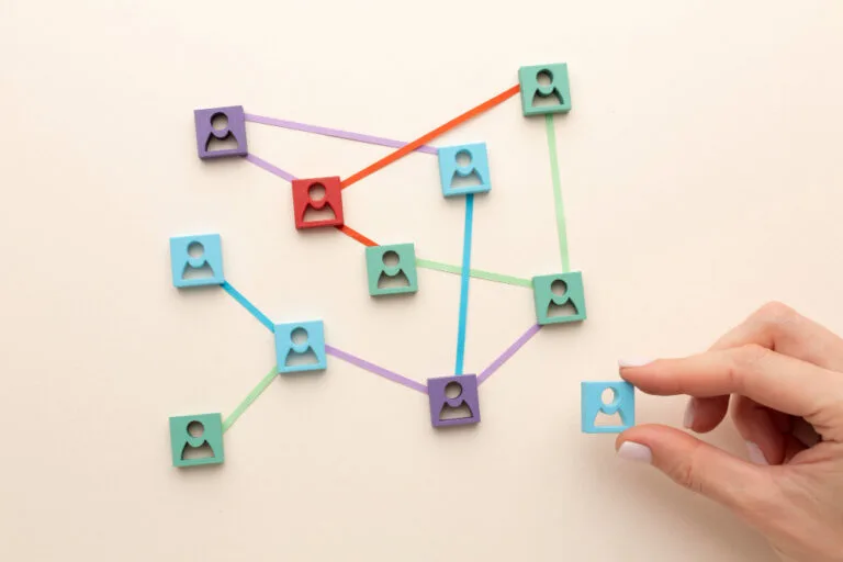 Ícones de pessoas em conexão com linhas, simbolizando o marketing de relacionamento.