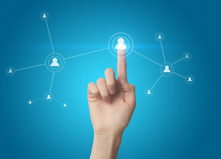 Mão apontando ícone que simboliza uma pessoa em torno de algumas conexões, simbolizando uma rede.
